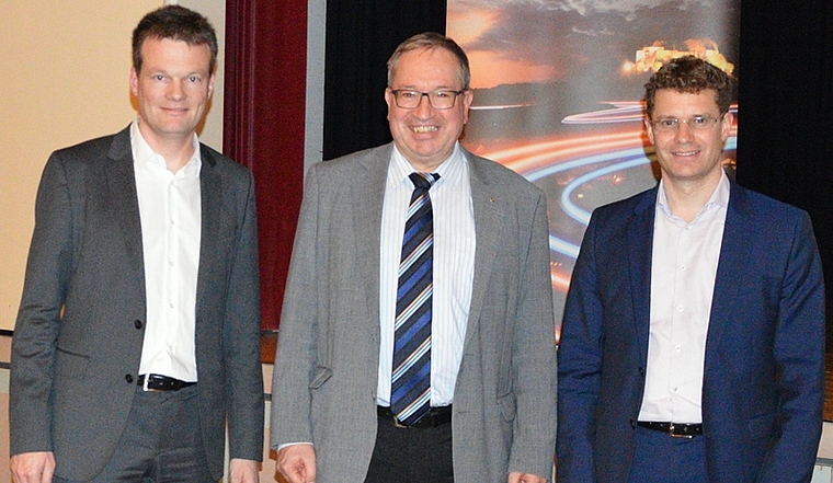 <em>Sprachen am Energie-Apéro zum Thema Klimawandel:</em> Reto Knutti und Stefan Wunderlich flankieren Markus Blättler, Geschäftsführer der SWL Energie AG.Foto: Sonja Kreis