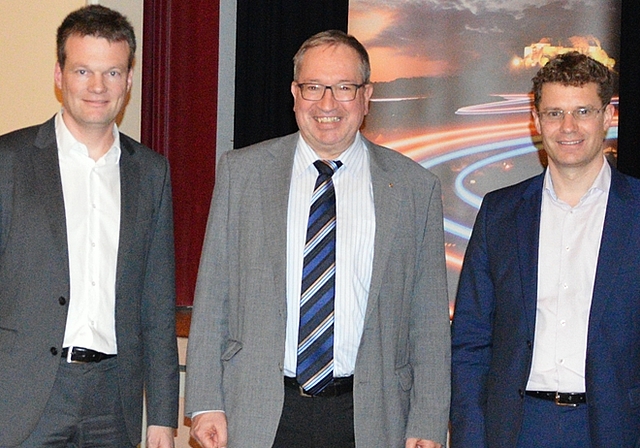 <em>Sprachen am Energie-Apéro zum Thema Klimawandel:</em> Reto Knutti und Stefan Wunderlich flankieren Markus Blättler, Geschäftsführer der SWL Energie AG.Foto: Sonja Kreis