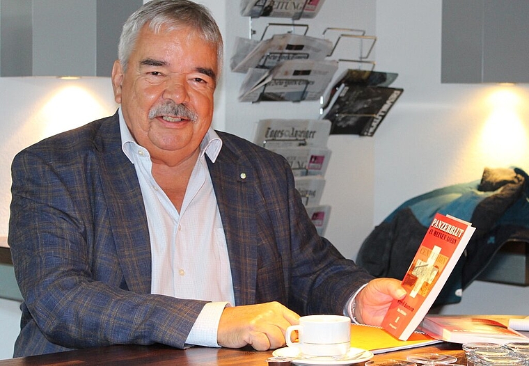 <em>Erinnerungen an den eigenen Militärdienst:</em> Ruedi Baumann mit seinem Buch «Panzerblut in meinen Adern». Foto: Brigitte Widmer