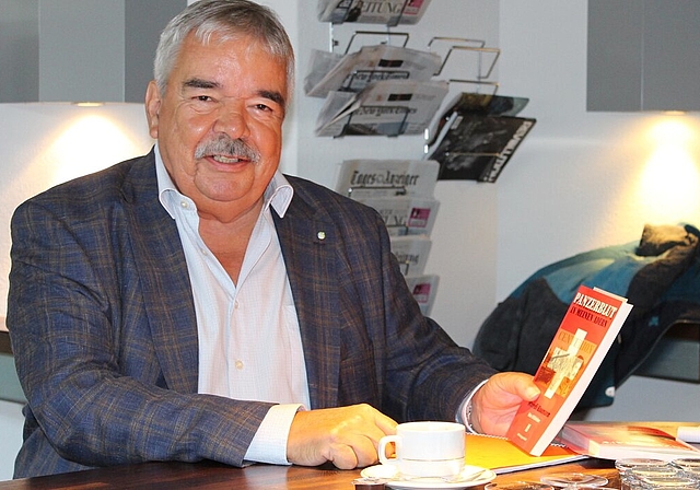 <em>Erinnerungen an den eigenen Militärdienst:</em> Ruedi Baumann mit seinem Buch «Panzerblut in meinen Adern». Foto: Brigitte Widmer