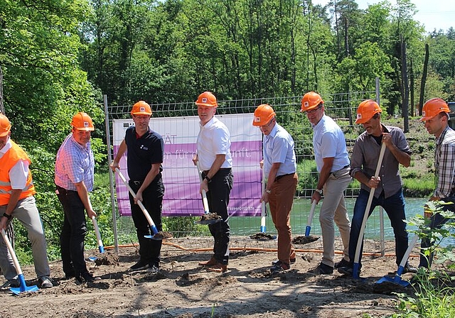 <em>Sorgen für den gelungenen Startschuss: </em>Der Auensteiner Gemeindeammann Reto Porta (3. von links), Regierungsrat Stephan Attiger (4. von links) und Rudolf Hediger (5. von links), Gemeindeammann Rupperswil. Foto: Carolin Frei