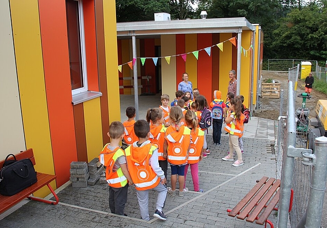 <em>Vor dem Neubau:</em> Herzliche Begrüssung der neuen Kindergärtler. Foto: Alfred Gassmann