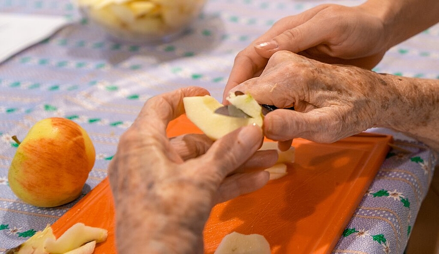 <em>Die Aktivierung wird im Länzerthus grossgeschrieben:</em> Senioren helfen beim Rüsten.
