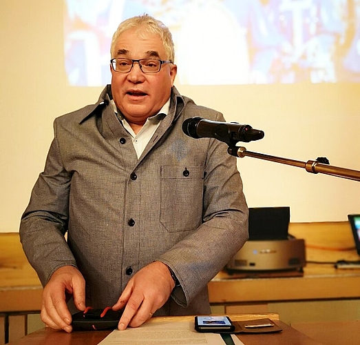 <em>Verabschiedung:</em> Der abtretende Freischaren-Stabschef Peter Buri in einer massgeschneiderten Kadettenjacke. Foto: Fritz Thut
