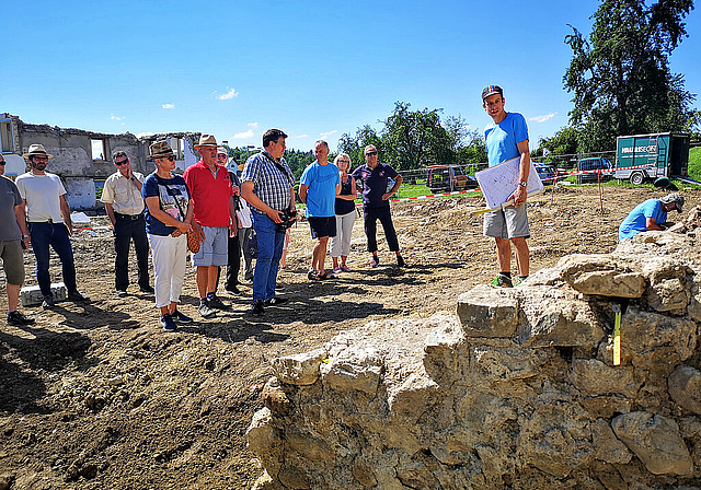 «Oberste Liga der römischen Gutshöfe in der Schweiz»: Matthias Flück (rechts) von der Aargauer Kantonsarchäologie bei der Führung an der Seenger Schwerzistrasse. Foto: Fritz Thut