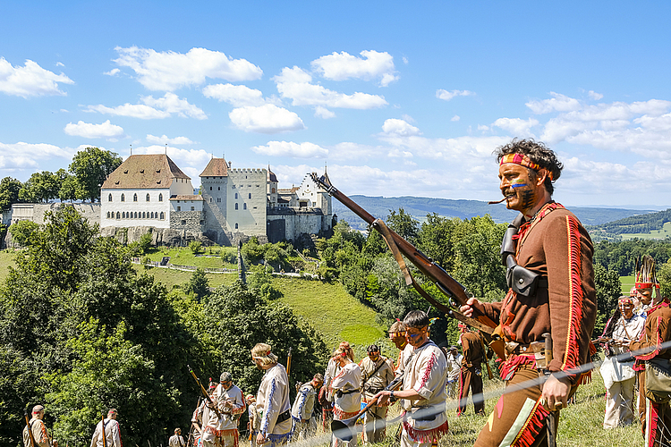 Traditionelles Bild,wie gemalt: Indianer kämpfen vor Schloss Lenzburg. Foto: Peter Siegrist
