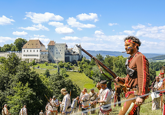 Traditionelles Bild,wie gemalt: Indianer kämpfen vor Schloss Lenzburg. Foto: Peter Siegrist
