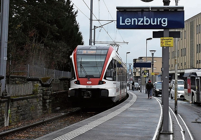 Am Bahnhof Lenzburg gelangten die Jugendlichen auf den Zug.Foto: Melanie Burgener