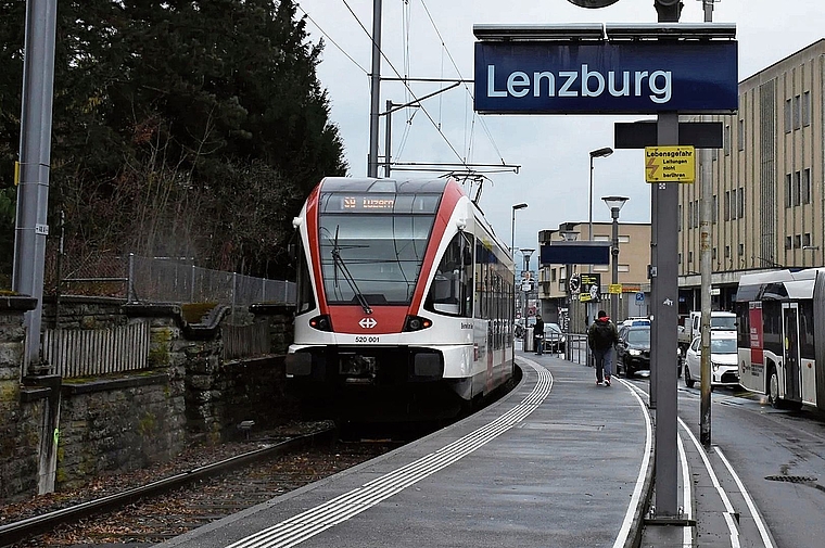 Am Bahnhof Lenzburg gelangten die Jugendlichen auf den Zug.Foto: Melanie Burgener