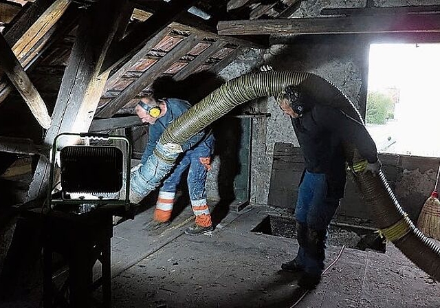 Mit schwerem Gerät: Mit einem starken Saugbagger wurde der jahrzehntealte Staub und Dreck in der Alten Schmiede Boniswil entfernt. Foto: Thomas Frei