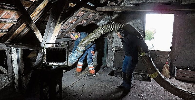 Mit schwerem Gerät: Mit einem starken Saugbagger wurde der jahrzehntealte Staub und Dreck in der Alten Schmiede Boniswil entfernt. Foto: Thomas Frei