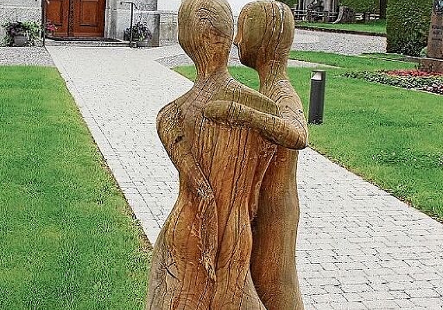 Sinnbildlich für die mögliche Kooperation:  Holzskulptur im Kirchenbezirk. Foto: Alfred Gassmann