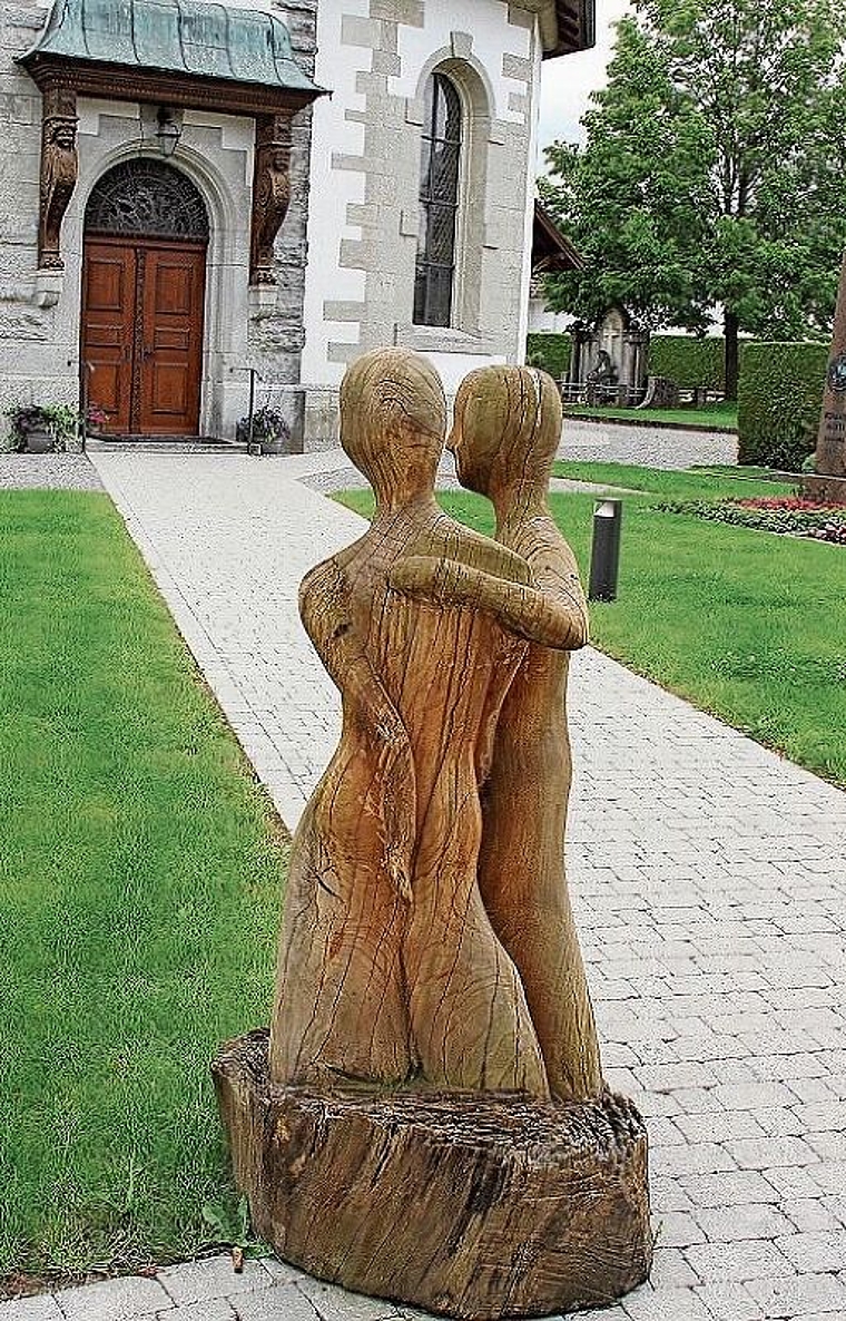 Sinnbildlich für die mögliche Kooperation:  Holzskulptur im Kirchenbezirk. Foto: Alfred Gassmann