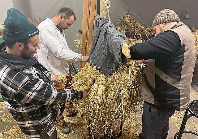 Braucht rund 40 Stunden Arbeit: Das Kleid des Straumaa wird angefertigt.Foto: Andreas Walker
