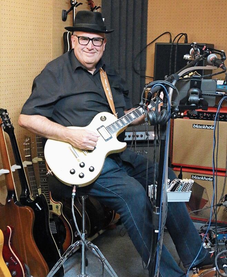 Sein Herz gehört der Musik: André Bernath alias «Stompin’ Blues Buddy» in seinem Lenzburger Studio.Foto: Romi Schmid