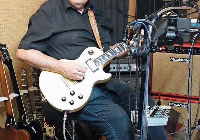 Sein Herz gehört der Musik: André Bernath alias «Stompin’ Blues Buddy» in seinem Lenzburger Studio.Foto: Romi Schmid