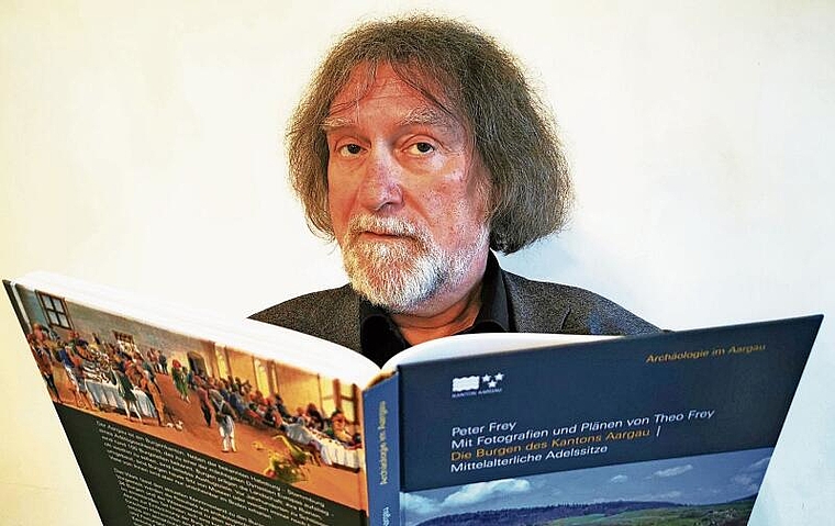 Nach Pensionierung ein Referenzwerk geschaffen: Autor Peter Frey und sein Buch «Die Burgen des Kantons Aargau».Foto: Fritz Thut