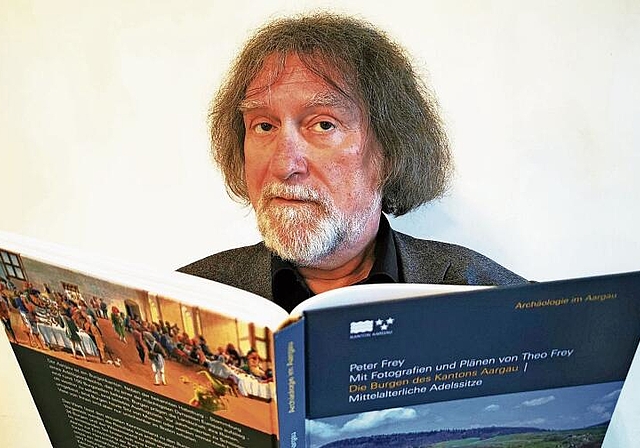 Nach Pensionierung ein Referenzwerk geschaffen: Autor Peter Frey und sein Buch «Die Burgen des Kantons Aargau».Foto: Fritz Thut