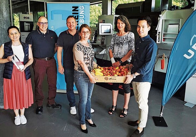 Vitaminbomben für die Belegschaft: Die Delegation des Gewerbevereins Lenzburg und Umgebung übergibt im Showroom Geschäftsleitungsmitgliedern der Urma AG einen Früchte- und Gemüsekorb; Jessica Berner mit dem Unternehmenspreis, Oliver Treier, Patr