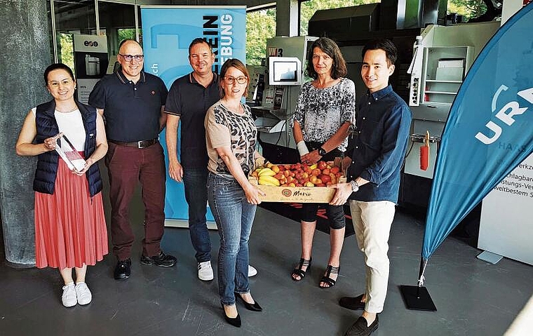 Vitaminbomben für die Belegschaft: Die Delegation des Gewerbevereins Lenzburg und Umgebung übergibt im Showroom Geschäftsleitungsmitgliedern der Urma AG einen Früchte- und Gemüsekorb; Jessica Berner mit dem Unternehmenspreis, Oliver Treier, Patr