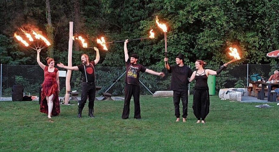 Feuer und Flamme: Die Feuershow zog das Publikum in ihren Bann.Foto: zvg