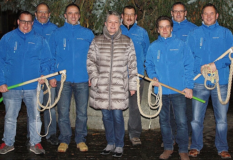 Gut vorbereitet: Das OK vom Regionalen Chlausklöpf-Wettkampf 2017 mit Ortsbürgerpräsidentin Barbara Gurini (Mitte): (v.l.) Beni Kyburz, Daniel Frey, Doël Silva, Franco Ortelli, Dieter Hofmann, Urs Schwager und Patrick Iseli. Foto: zvg