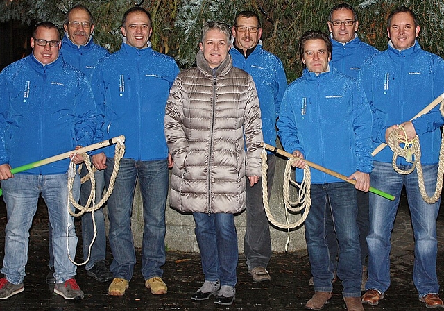 Gut vorbereitet: Das OK vom Regionalen Chlausklöpf-Wettkampf 2017 mit Ortsbürgerpräsidentin Barbara Gurini (Mitte): (v.l.) Beni Kyburz, Daniel Frey, Doël Silva, Franco Ortelli, Dieter Hofmann, Urs Schwager und Patrick Iseli. Foto: zvg