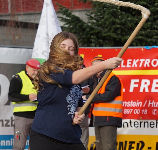 <em>Sieht spektakulär aus: </em>Dennoch empfiehlt es sich, beim Chlausklöpfen die langen Haare zusammenzubinden.

