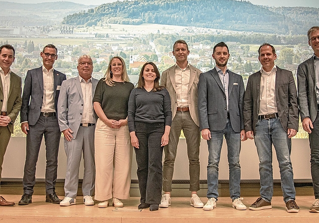 Am Infoabend informierten Gemeindeammänner, Gemeinderäte, Architektin und Schulleiter unter der Leitung von Gérald Strub (2. von links). Foto: pwi