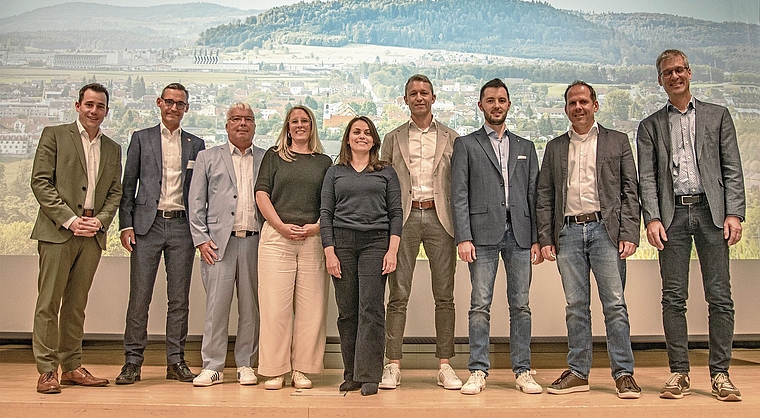Am Infoabend informierten Gemeindeammänner, Gemeinderäte, Architektin und Schulleiter unter der Leitung von Gérald Strub (2. von links). Foto: pwi