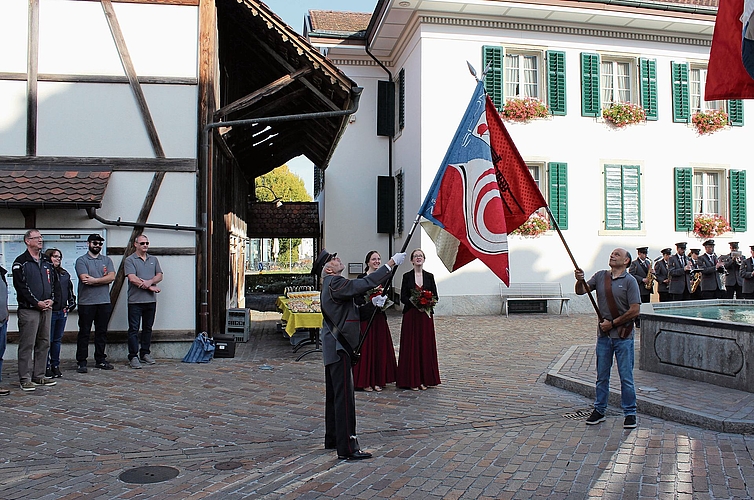 Kreuzen der Fahnen: Ein wichtiges Ritual.Foto: Alexander Studer