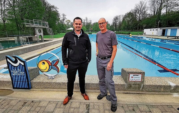 Zwischen Flirt- und Greenline: Der Catering-Verantwortliche Christoph Remund und Badmeister Christof Hübscher. Foto: Fritz Thut