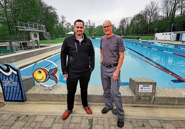 Zwischen Flirt- und Greenline: Der Catering-Verantwortliche Christoph Remund und Badmeister Christof Hübscher. Foto: Fritz Thut