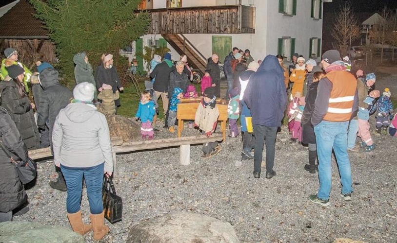 Viele Kinder mit ihren Eltern bestaunten das Adventsfenster.Foto: Peter Winkelmann