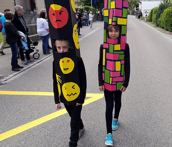 Viel gebastelt: Zwei Schülerinnen verkleidet als bunte Farbstifte.