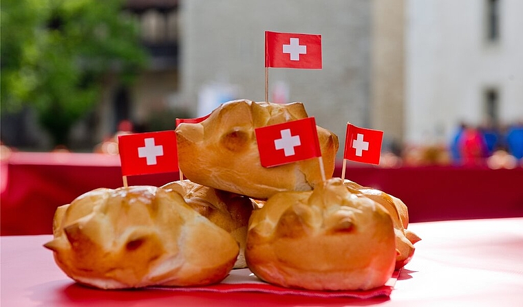 Am Bundesfeiertag darf es patriotisch sein, auch die Brötchen. Foto: Archiv, Emanuel Per Freudiger