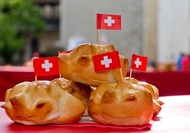 Am Bundesfeiertag darf es patriotisch sein, auch die Brötchen. Foto: Archiv, Emanuel Per Freudiger