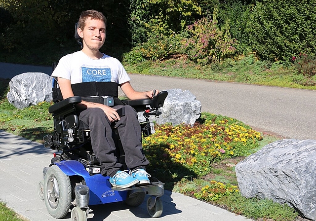 Ist gern unterwegs: Yannick Schaaf mit seinem Elektro-Rollstuhl. Mit seinem Gefährt hat er grosse Pläne: Er möchte damit bis nach Spanien ans Meer fahren. Foto: Melanie Solloso