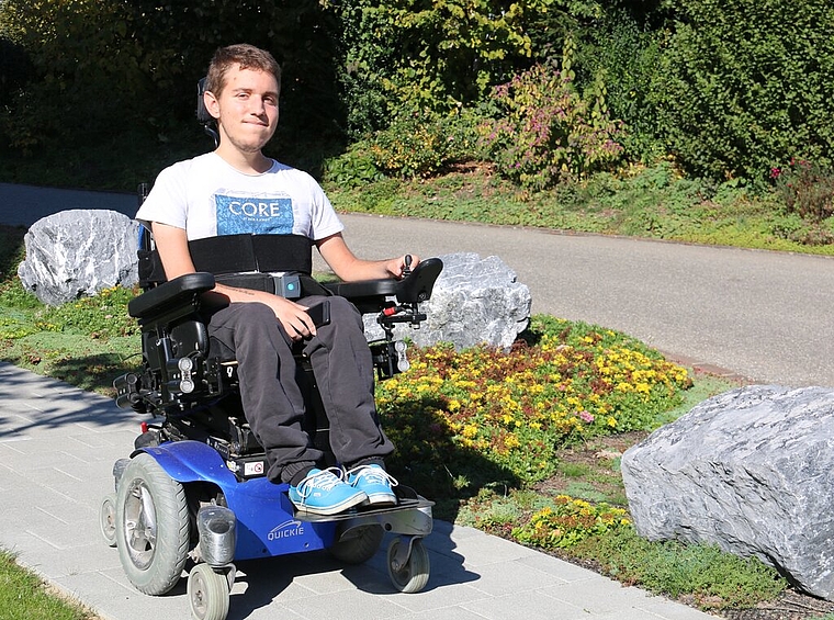 Ist gern unterwegs: Yannick Schaaf mit seinem Elektro-Rollstuhl. Mit seinem Gefährt hat er grosse Pläne: Er möchte damit bis nach Spanien ans Meer fahren. Foto: Melanie Solloso