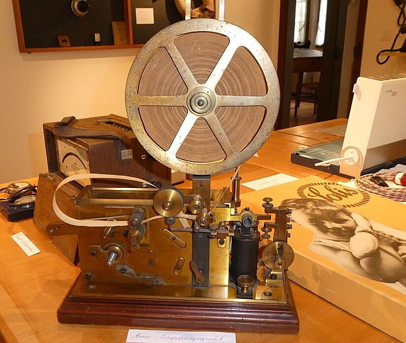 <em>Prunkstück der Ausstellung: </em>Ein Morse- Empfangsgerät. <em>Prunkstück der Ausstellung: </em>Ein Morse- Empfangsgerät.