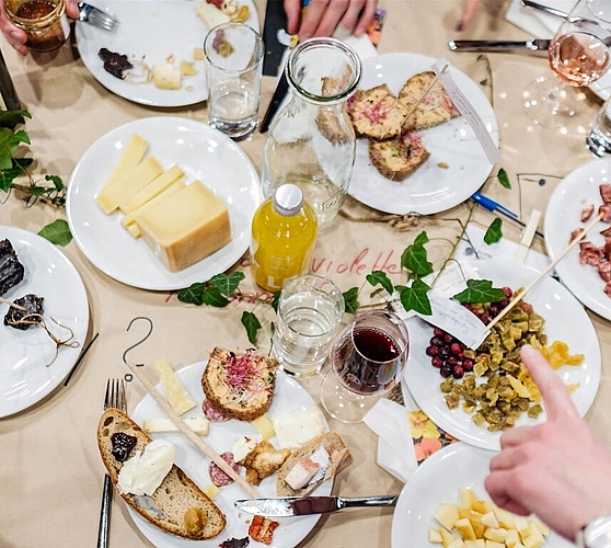 <em>Alles schmackhafte, gesunde und natürliche Produkte:</em> Slow-Food-Degustation.Foto: Anika Mester
