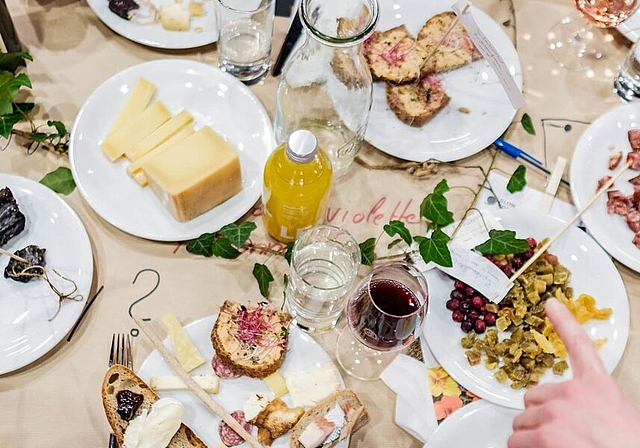 <em>Alles schmackhafte, gesunde und natürliche Produkte:</em> Slow-Food-Degustation.Foto: Anika Mester
