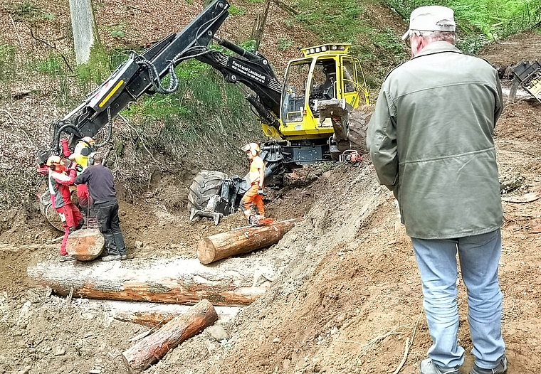 <em>Spektakulärer Einsatz:</em> Forstwartlernende realisieren im Rahmen des Baukurses in Villmergen eine Bachverbauung. Foto: Fritz Thut