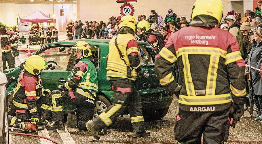 Mit schweren Geräten wurde der Unfallverursacher aus dem Fahrzeug befreit.Foto: Peter Winkelmann