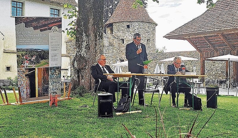 Das tagende Schlossgericht im Hof von Schloss Hallwyl: Ankläger Peter Heuberger, Gerichtspräsident Ruedi Ursprung und Verteidiger Guido Fischer. Foto: Fritz Thut