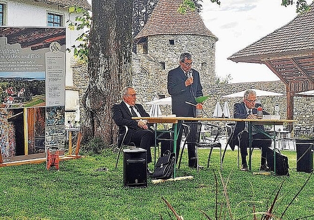 Das tagende Schlossgericht im Hof von Schloss Hallwyl: Ankläger Peter Heuberger, Gerichtspräsident Ruedi Ursprung und Verteidiger Guido Fischer. Foto: Fritz Thut