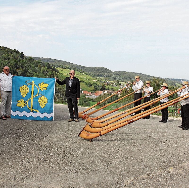 Höhepunkte an der Jubiläumsfeier: Fahnengeschenk der Gemeinde und Auftritt der Alphorngruppe Leutwil. Foto: Alfred Gassmann