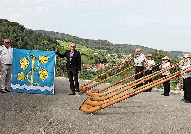 Höhepunkte an der Jubiläumsfeier: Fahnengeschenk der Gemeinde und Auftritt der Alphorngruppe Leutwil. Foto: Alfred Gassmann