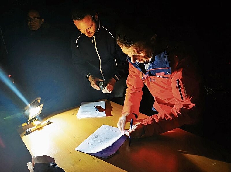 Unterschriften im nächtlichen Wald: Hier signieren Gemeindeschreiber Michael Grauwiler und Gemeindepräsident Ueli Haller für Meisterschwanden die neue «Anstaltsordnung» des Forstbetriebs Lindenberg. Foto: Fritz Thut