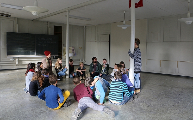 Aufwärmen im noch leeren Schulzimmer: Eine Seener 4. Primar macht sich bereit für den Endspurt bei den Ausstellungsvorbereitungen. (Fotos: MS)